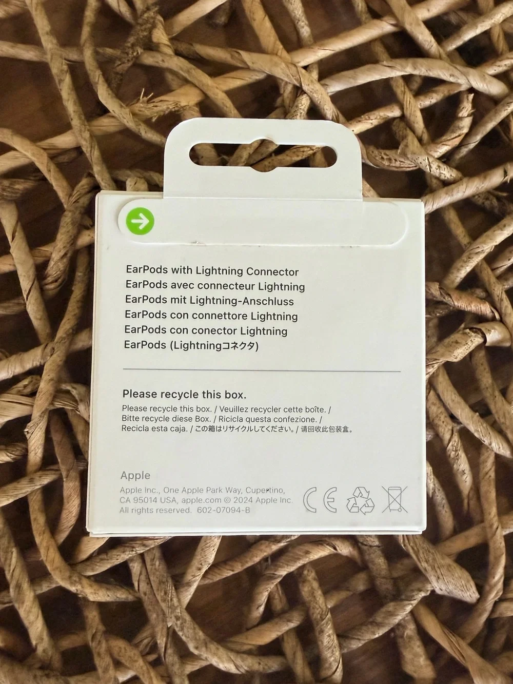 New Sealed Apple EarPods with Lightning Connector - White (MMTN2AM/A)